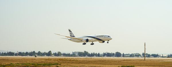 מטוס הדרימליינר "ירושלים של זהב" לקראת הנחיתה בנתב"ג. צילום: עופר חג'יוב