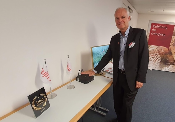 רענן ביבר, מנכ"ל פוג'יטסו ישראל, מניח ידו על הנייח הננסי של פוג'יטסו G558 הנחשב למחשב הנייח הקטן בעולם. צילום: פלי הנמר